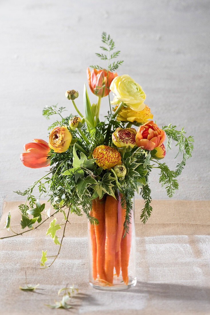 Strauß aus Karotten, Ranunkeln und Tulpen