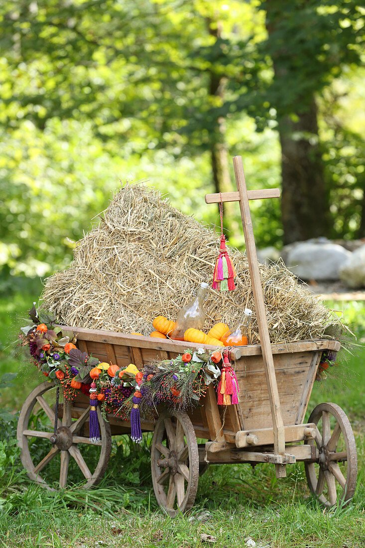Herbstlich geschmückter Leiterwagen mit Stroh