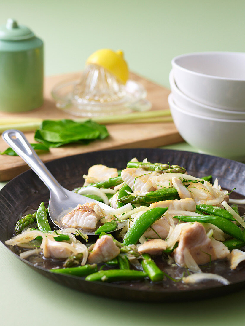 Fischpfanne mit Zuckerschoten , grünem Spargel und Kaffirlimettenblättern