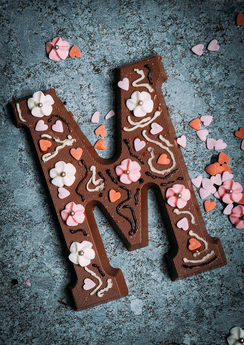 Schokoladen-Buchstabe mit Zuckerblüten verziert (Typisch niederländische Süßigkeit zum Nikolaus)
