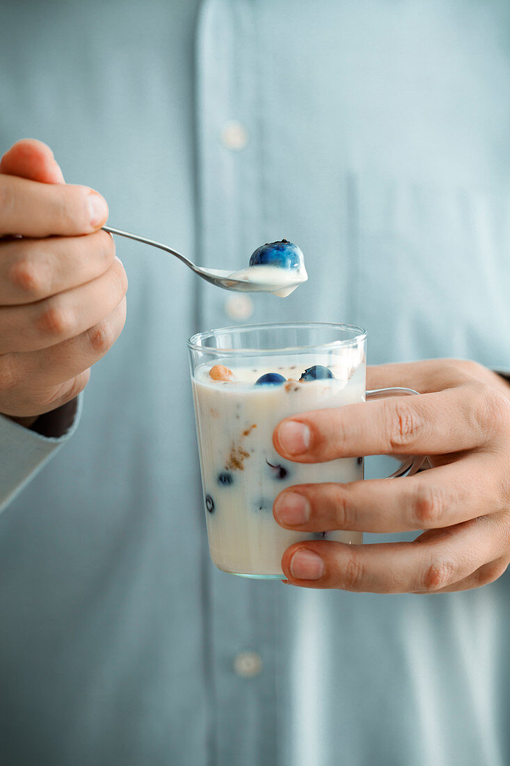 Müsli mit Joghurt und Blaubeeren im Glas