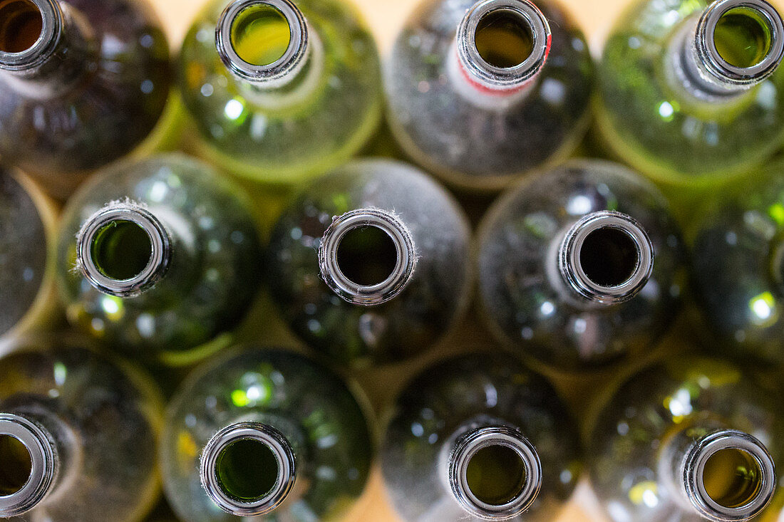 Geöffnete Weinflaschen von oben
