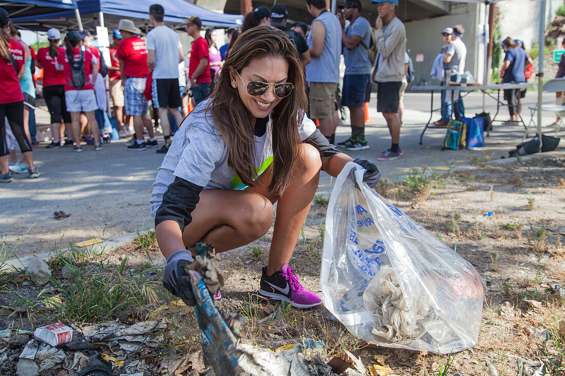 Volunteers cleaning the Los Angeles River, California, USA