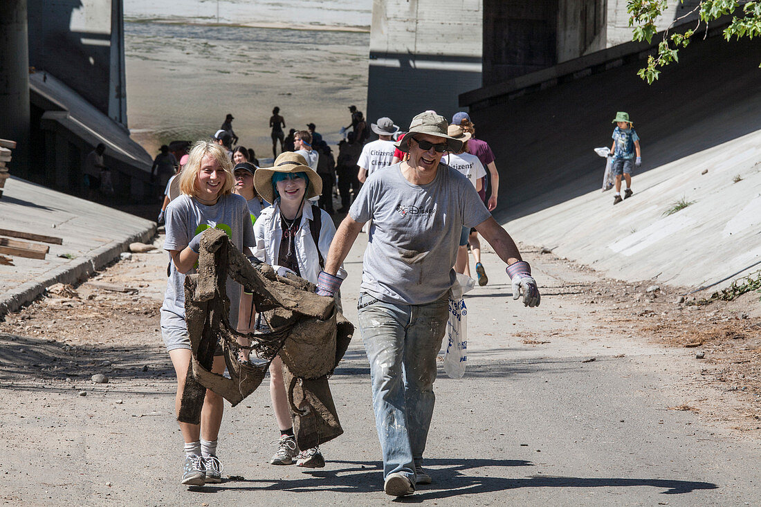 Volunteers cleaning the Los Angeles River, California, USA