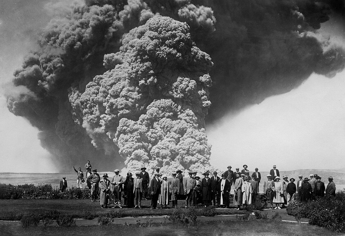 Visitors observing Kilauea eruption of May 1924