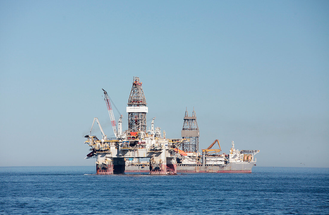 Oil rig and drillship at sea