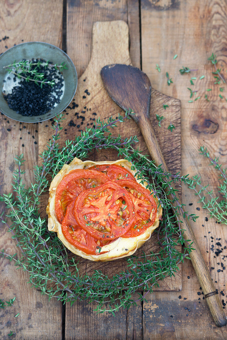 Filo-Tomaten-Quiche mit Thymian, schwarzes Salz
