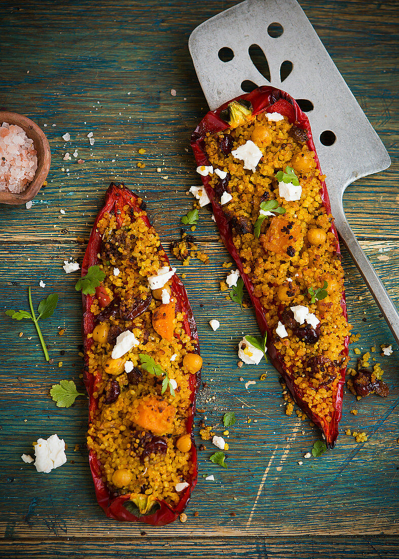 Gefüllte rote Spitzpaprika mit vegetarischem Couscous und Feta