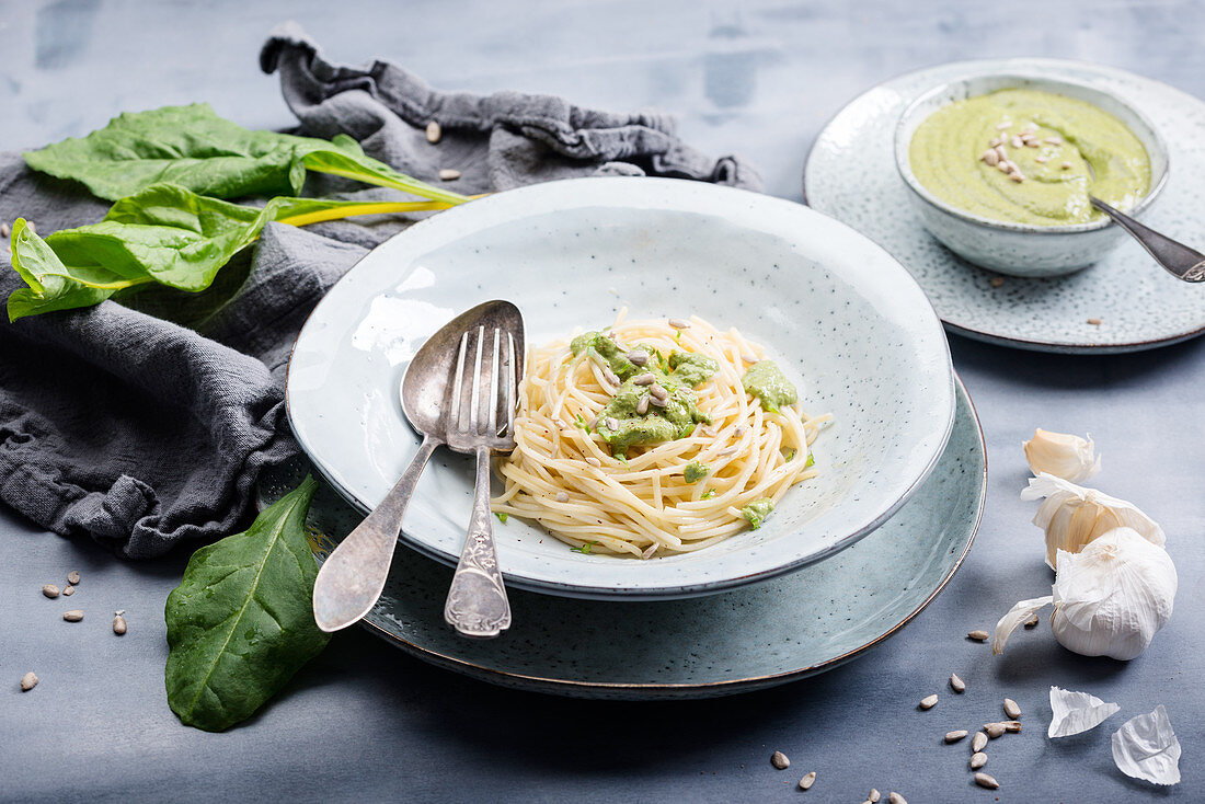 Spaghetti mit veganem Mangold-Sonnenblumenkern-Pesto