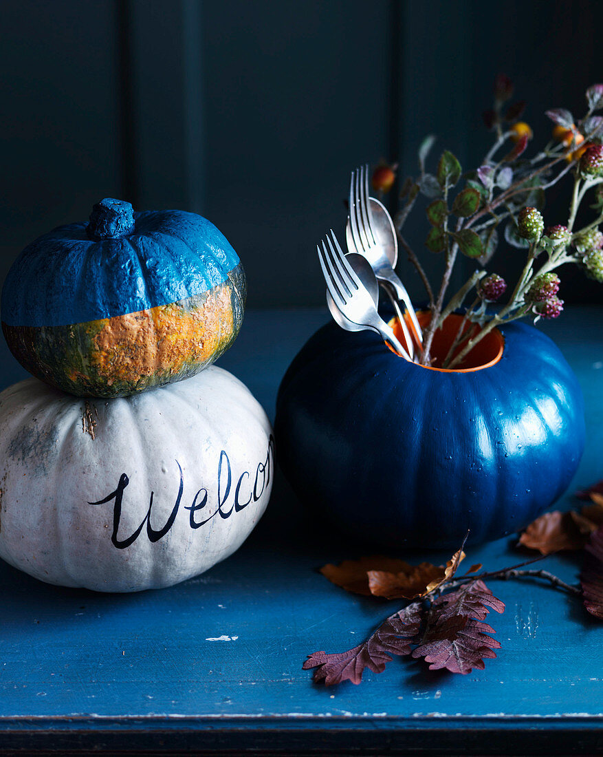 Herbstdeko mit Kürbissen, Blättern und Besteck