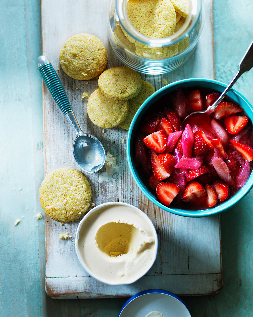 Zutaten für Erdbeer-Rhabarber-Dessert mit Eiscreme und Keksen