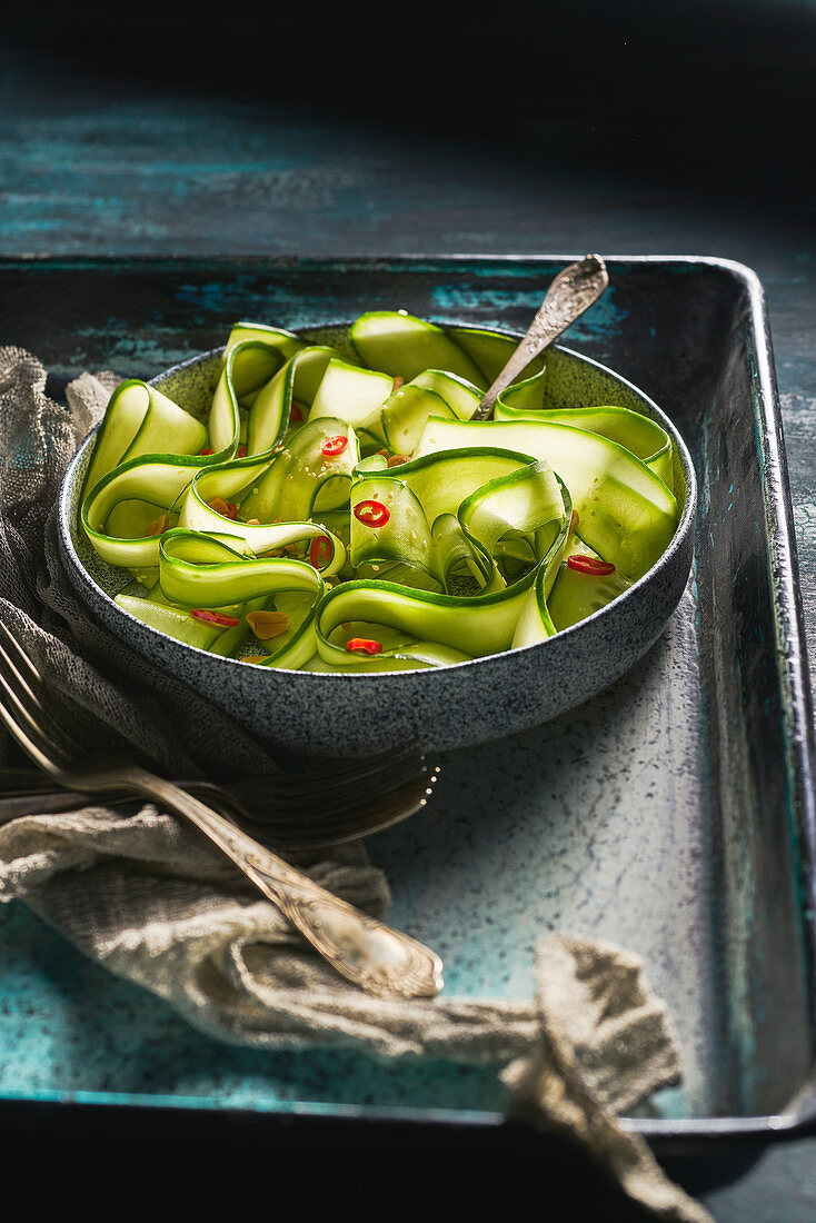 Würziger Gurkensalat mit Erdnüssen und Chilischoten