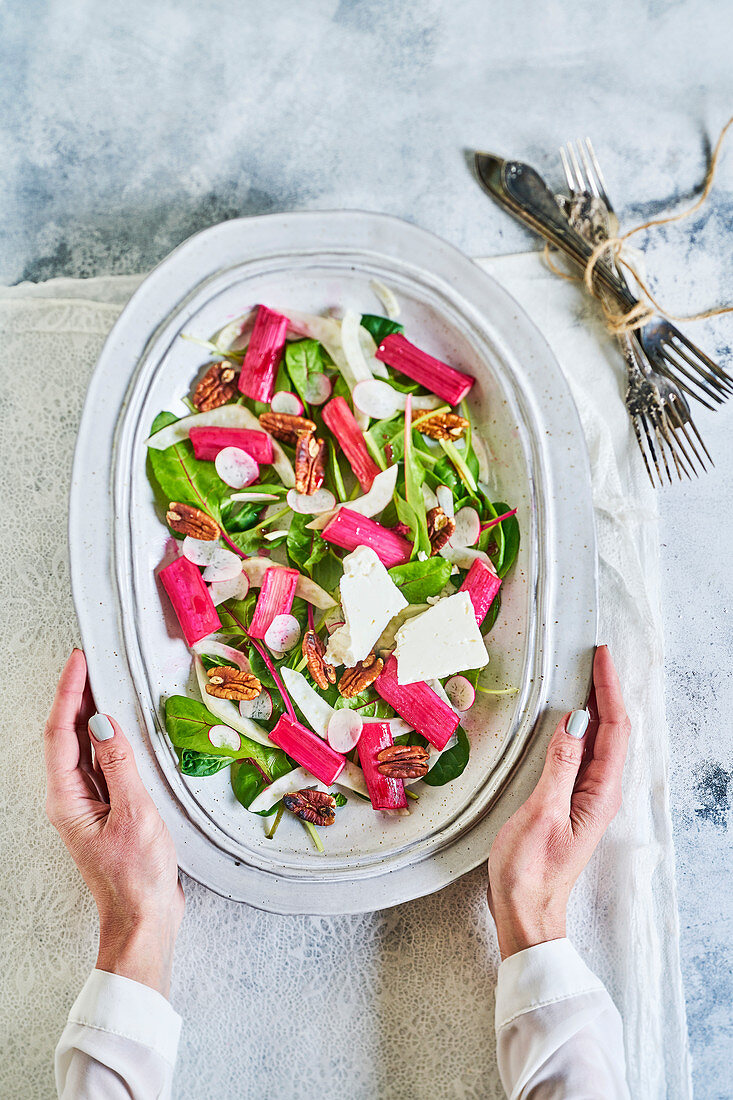 Gebratener Rhabarber-Feta-Salat mit Pekannüssen, Radieschen, Fenchel und rotem Mangold