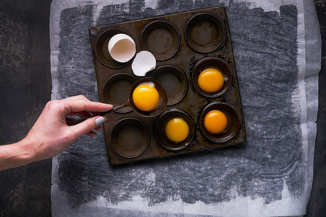 Preparation of eggs in ovendish