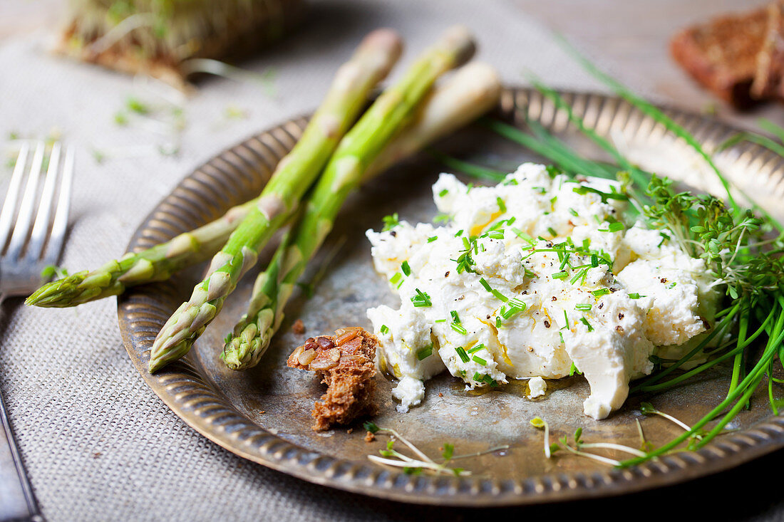 Roasted asparagus with cream cheese and fresh herbs spread