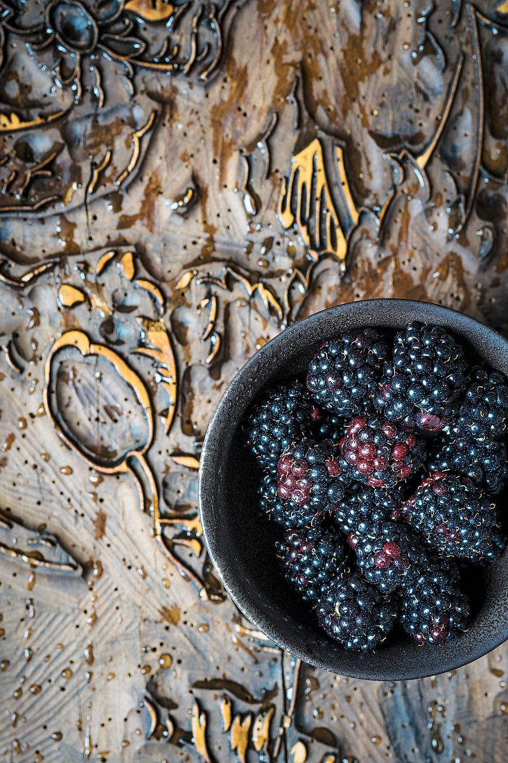 Blackberries in a bowl