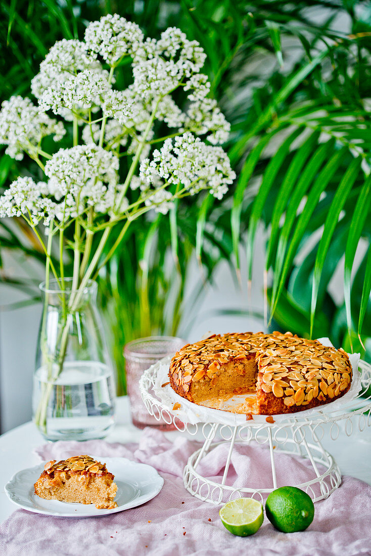 Limetten-Kokos-Kuchen mit Mandelblättchen