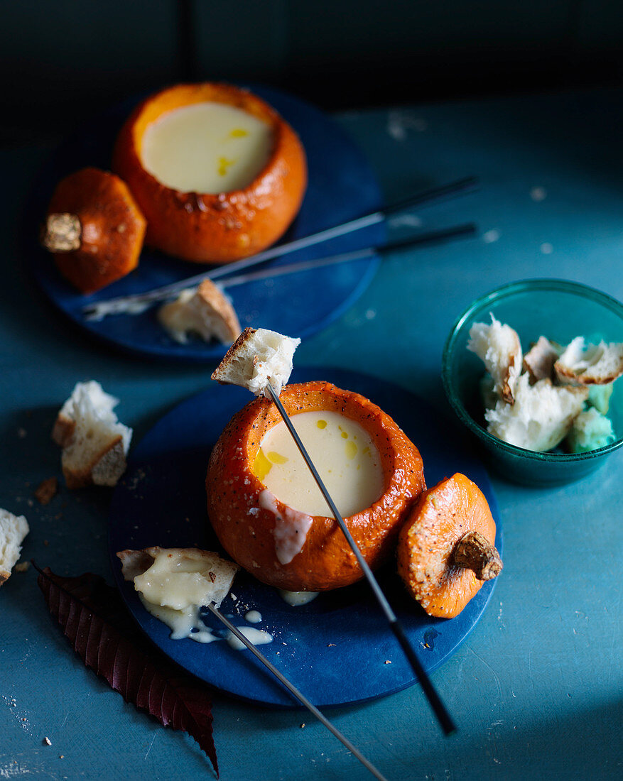 Cheese fondue in pumpkins, with white bread