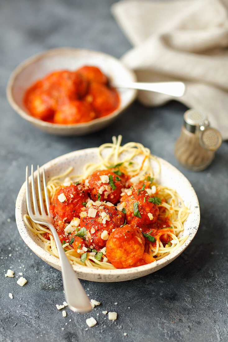Spaghetti mit weißen Bohnenklösschen und Tomatensauce