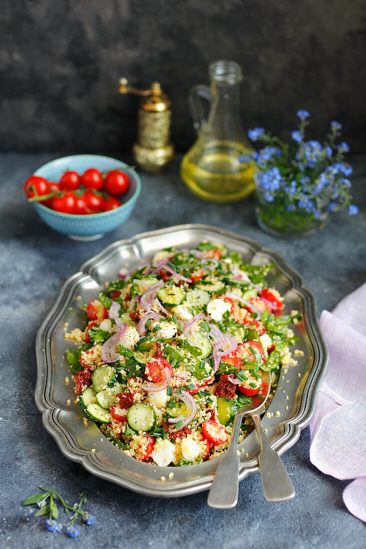 Couscoussalat mit Gemüse und Mozzarella