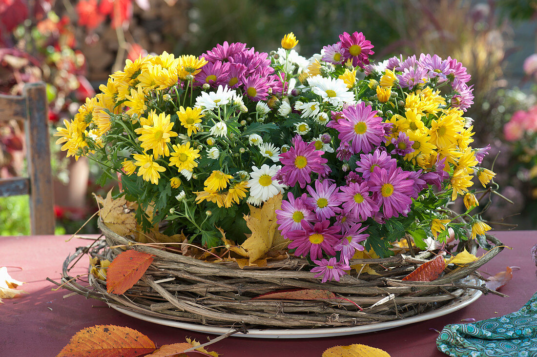 Chrysanthemen in Kranz aus Clematisranken