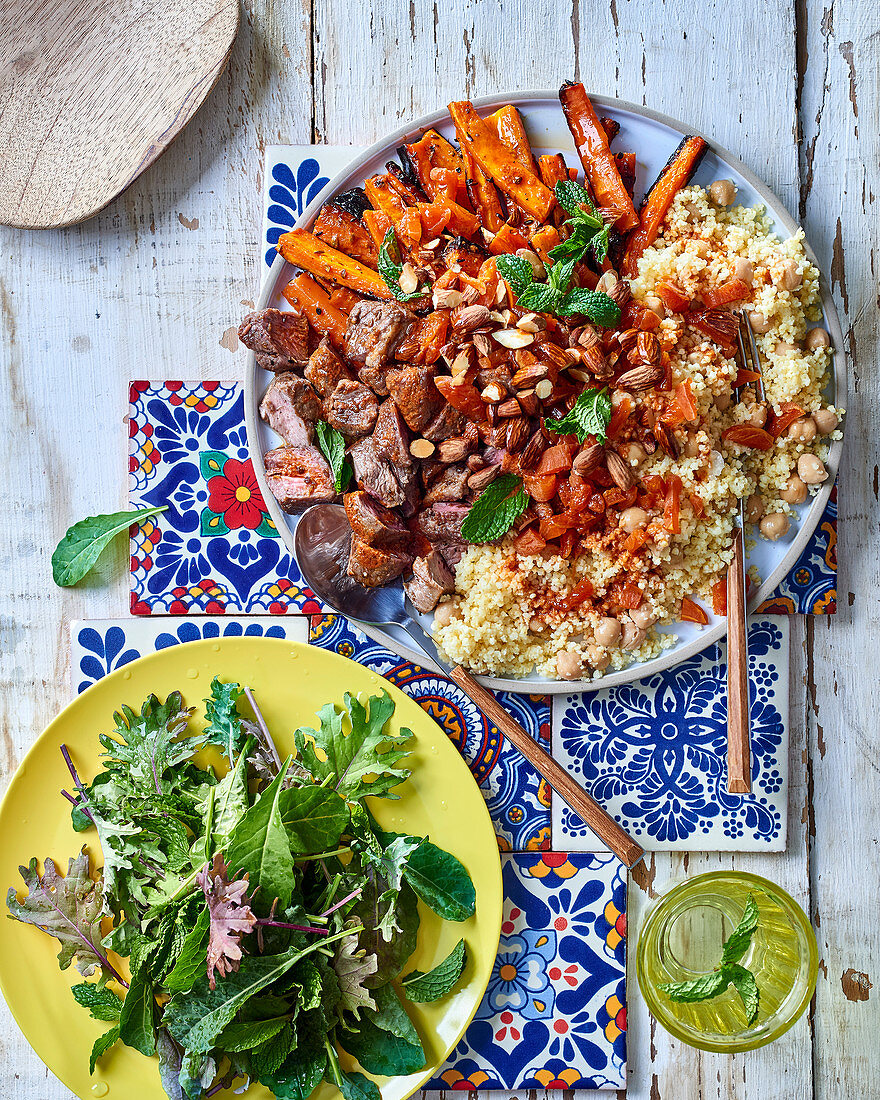 Marokkanische Platte mit gebratenen Karotten, Lamm und Hirse