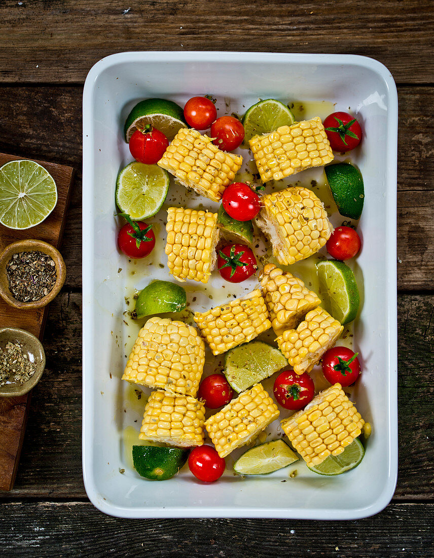 Gebratene Maiskolben mit Kirschtomaten und Limetten