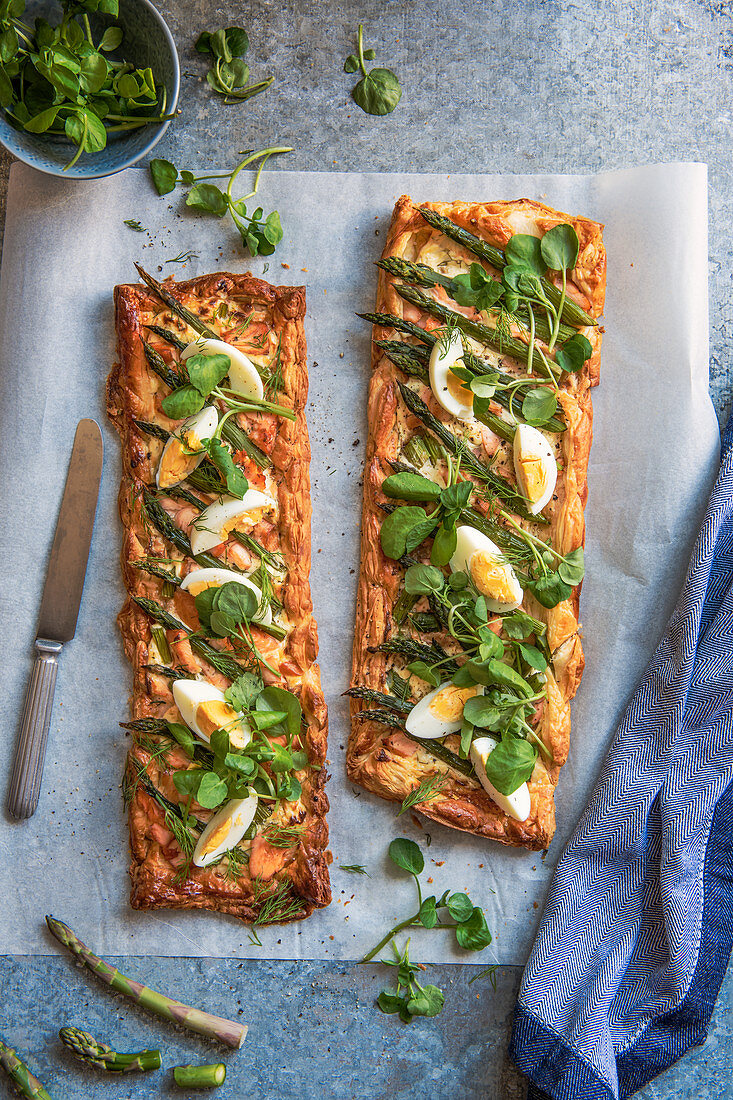 Blätterteigtarte mit Lachs und grünem Spargel