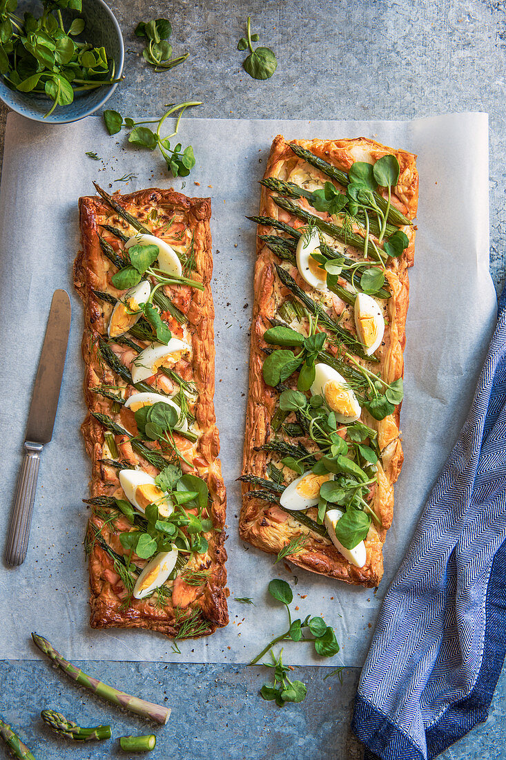 Puff pastry tarts with salmon and green asparagus