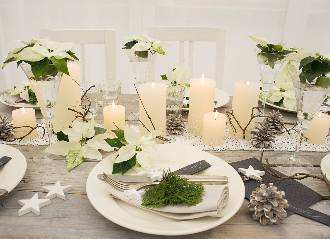 Weihnachtlicher Tisch mit Holzsternen und Spitzenband, Koniferengrün