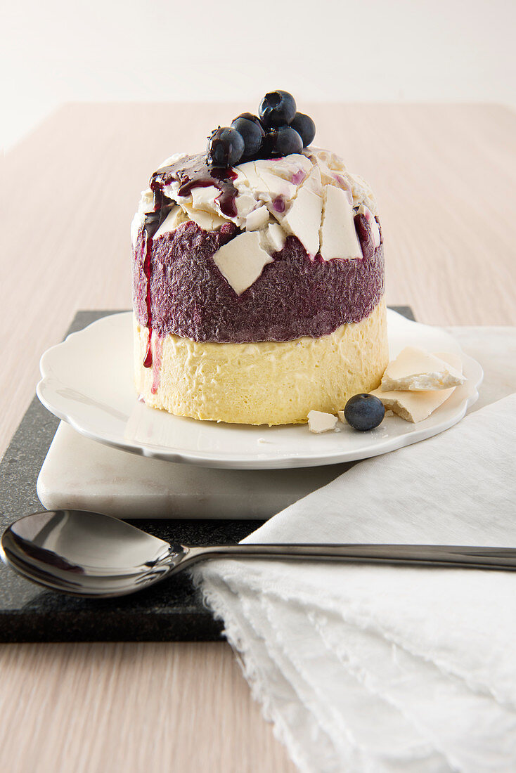 Gestürztes Zabaione-Blaubeer-Eisparfait mit Baiser und Blaubeer-Coulis