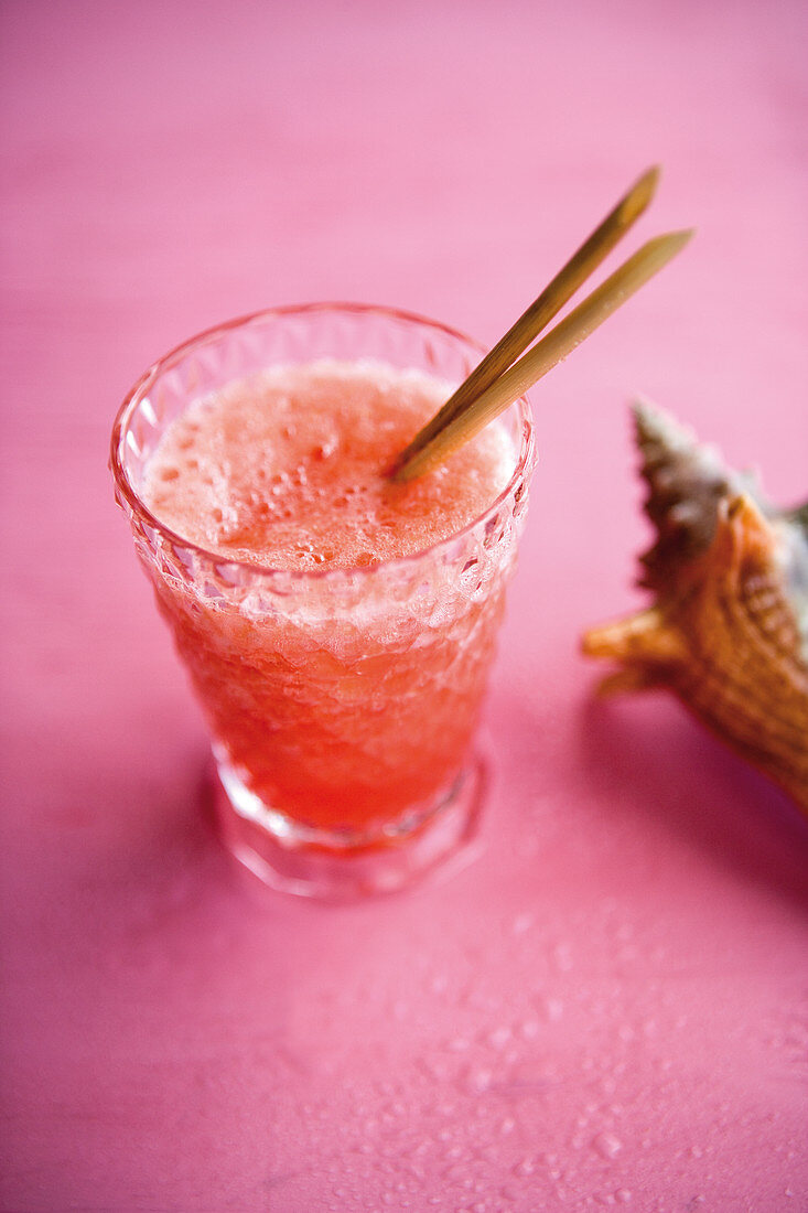 Honig-Melonen-Cocktail mit Champagner und Grenadine