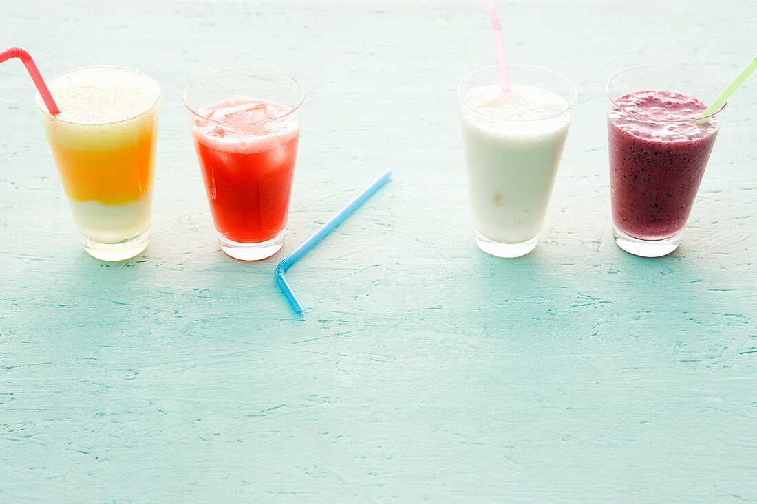 Vier schnelle Drinks: Eiscreme-Soda, Melonenshake, Eiscreme-Lassi, Beerensmoothie