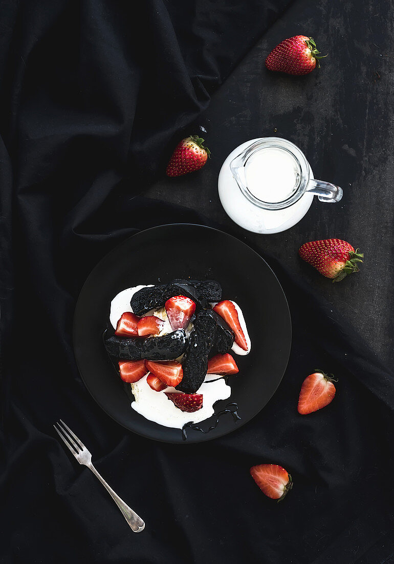 Schwarze Cantuccini mit Erdbeeren und Sahne