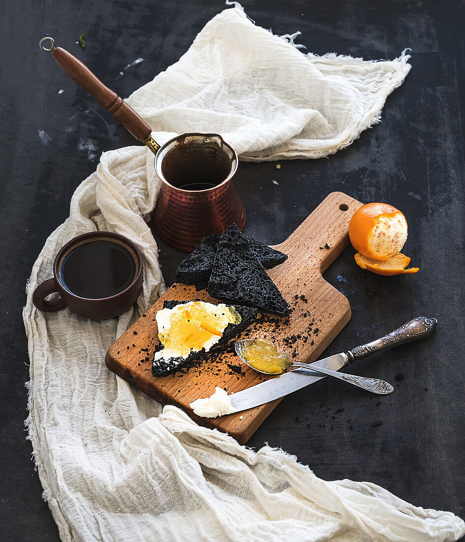 Schwarzes Toastbrot, Mascarpone, Tangerinenmarmelade und Kaffee