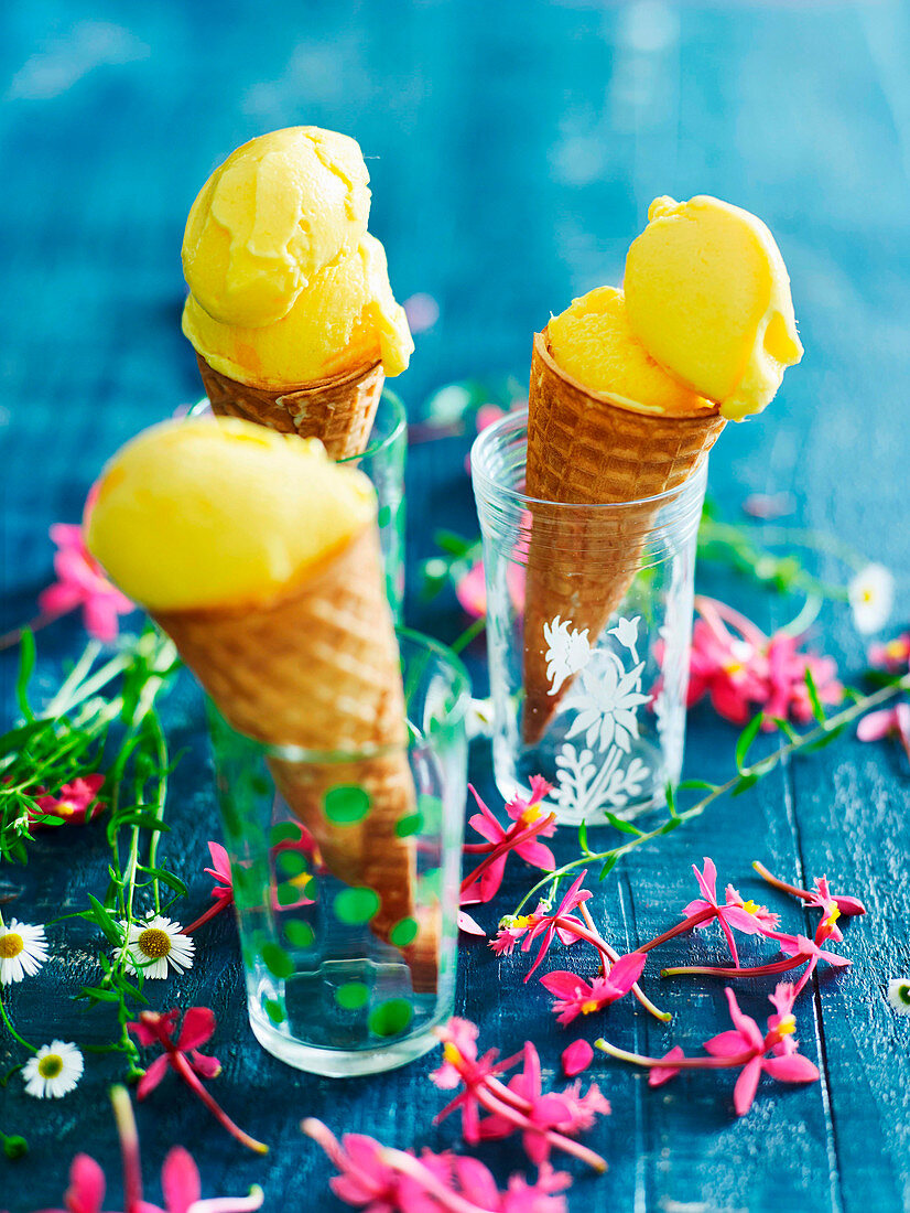 Mango-Frozen Joghurt in der Waffel