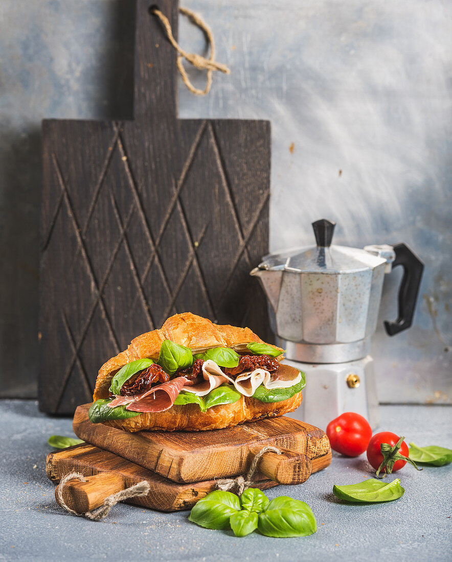 Croissant-Sandwich mit Parmaschinken und getrockneten Tomaten