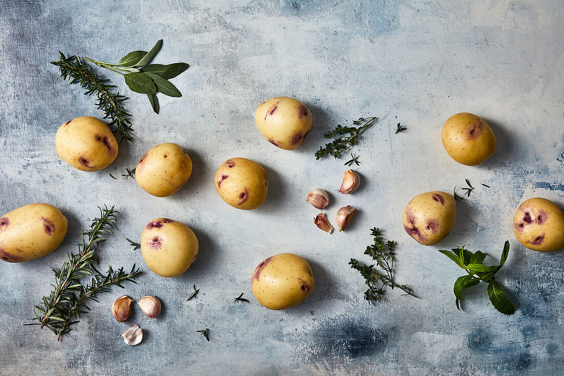 Kartoffeln, Knoblauch und Kräuter