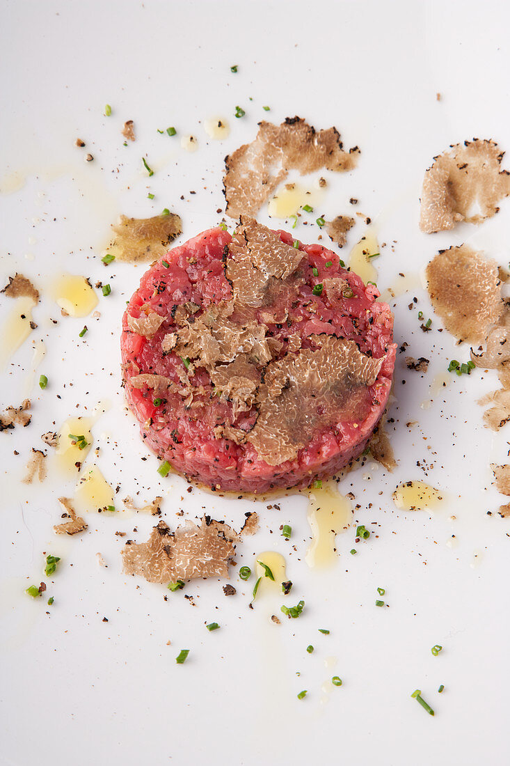 Batutta di Fassone with truffles (tartare being cut with a knife)