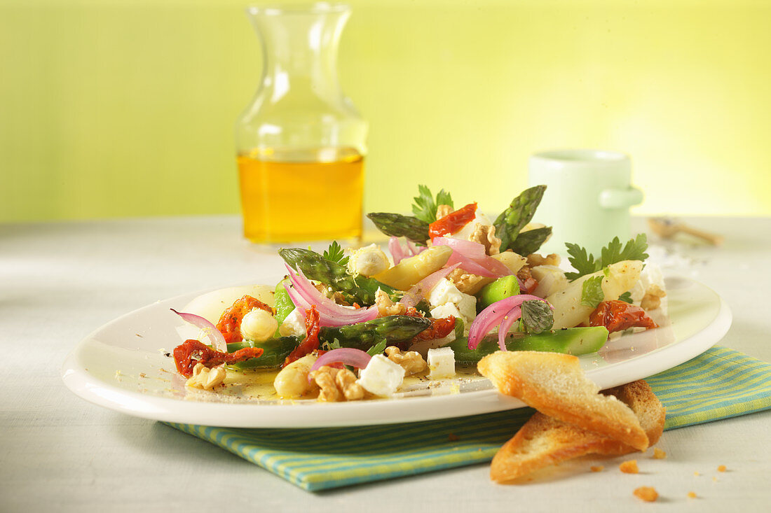 Gebratener Spargel mit getrockneten Tomaten, Feta und Zitronenöl-Vinaigrette, dazu Röstbrot