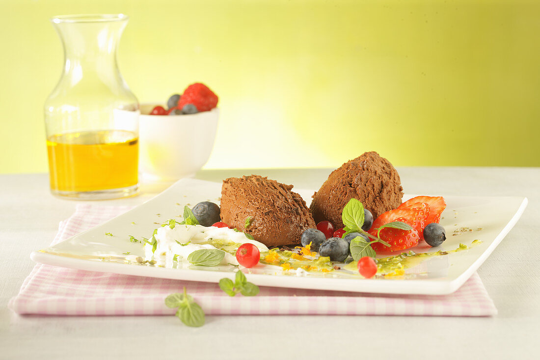 Mousse au Chocolat mit Beeren, Gewürzöl und Minz-Sahne