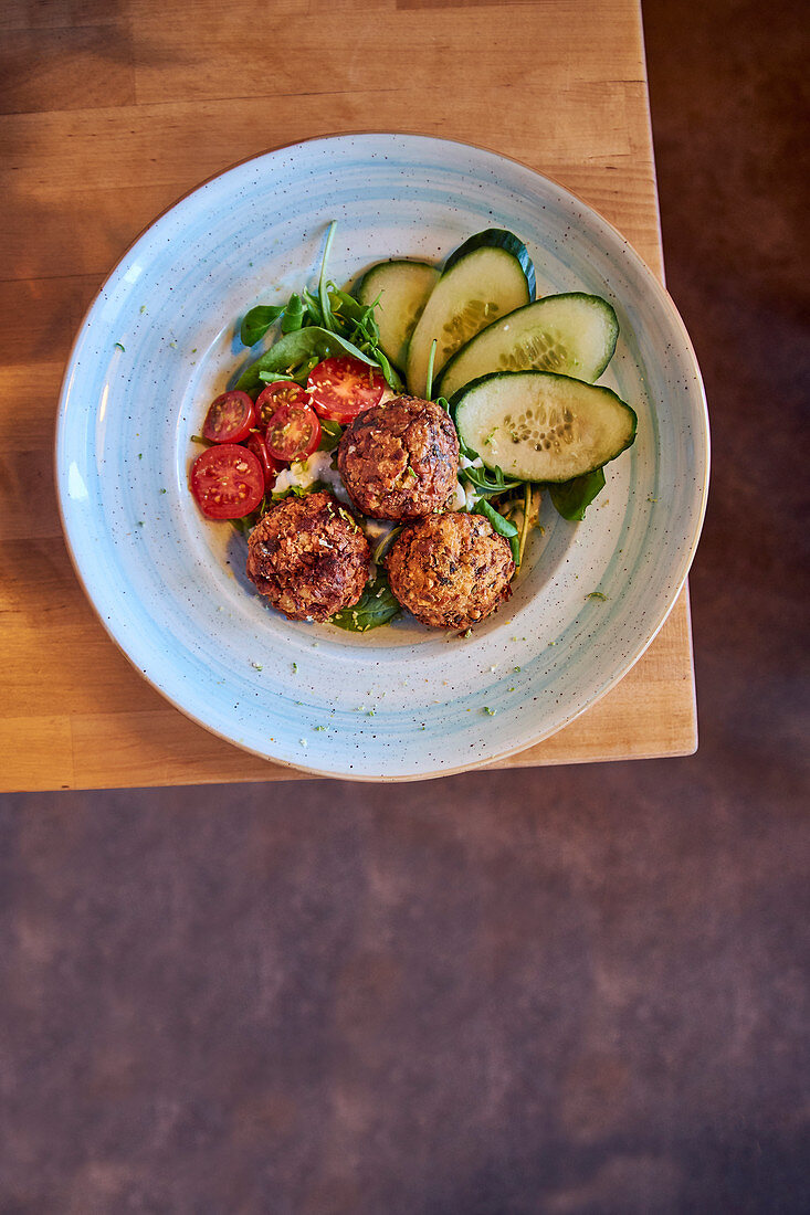 Falafel auf Salat (Aufsicht)