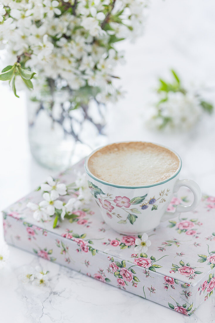 Tasse Kaffee und Kirschblüten