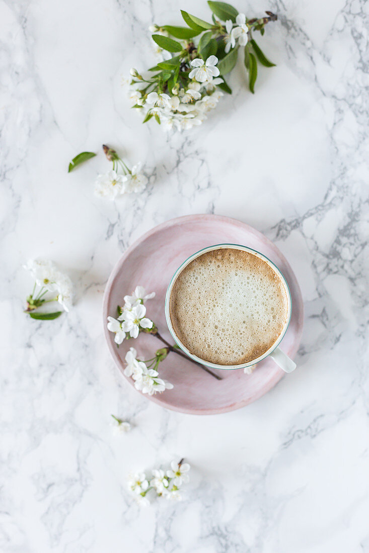 Tasse Kaffee und Kirschblüten