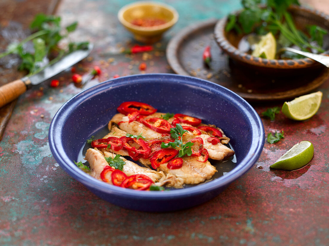 Gedämpfter Fisch mit Limetten, Knoblauch und Chilischoten (Asien)