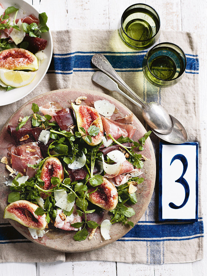 Brunnenkressesalat mit Bresaola und Feigen (Italien)