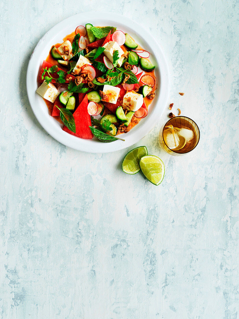 Wassermelonensalat mit Tofu, Radieschen, Gurke und scharfem Limetten-Zitronengras-Dressing