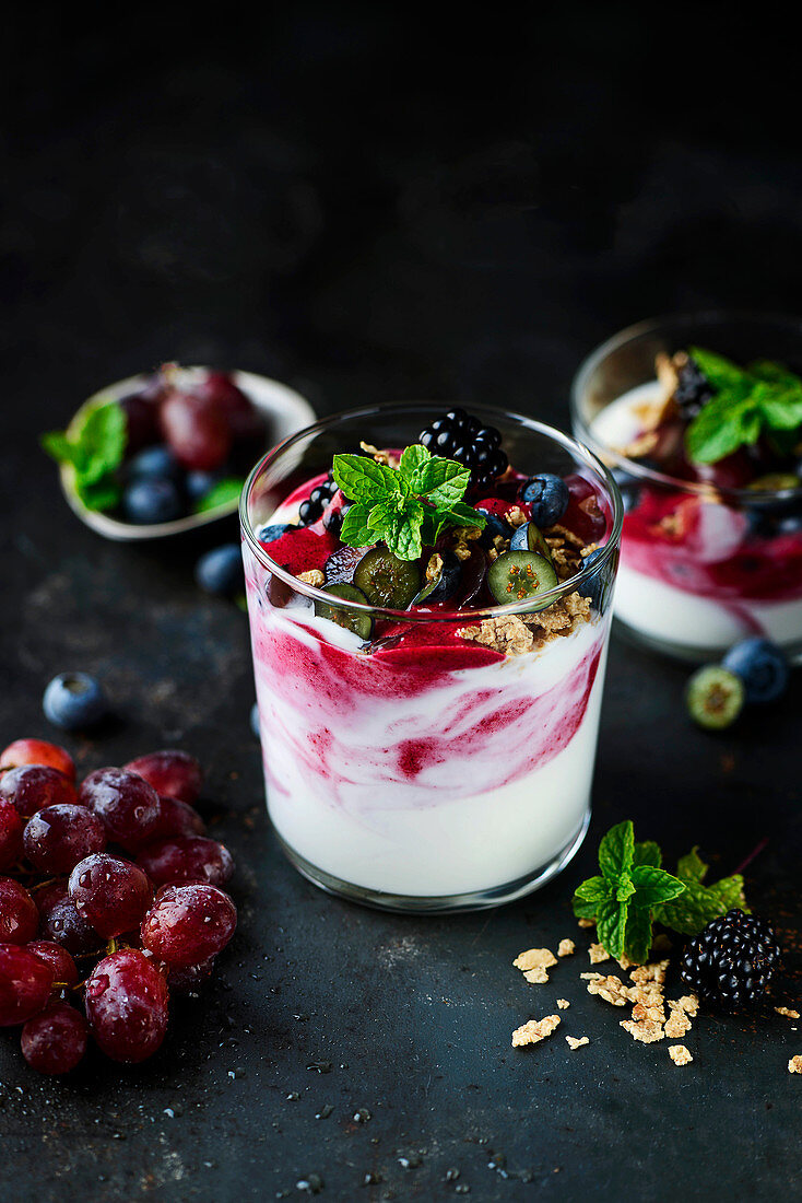 Joghurt mit Vollkorn-Haferflocken, Beeren und Trauben