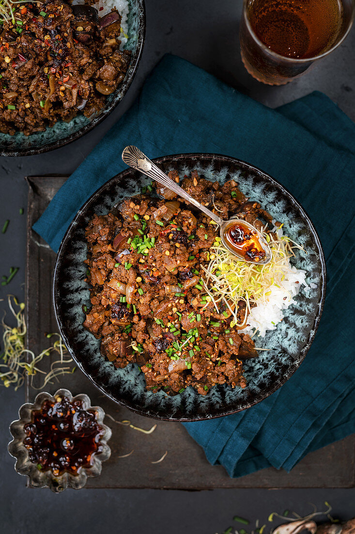 Knuspriges Rindfleisch mit Auberginen, Champignons, Reis und würziger Chilisauce