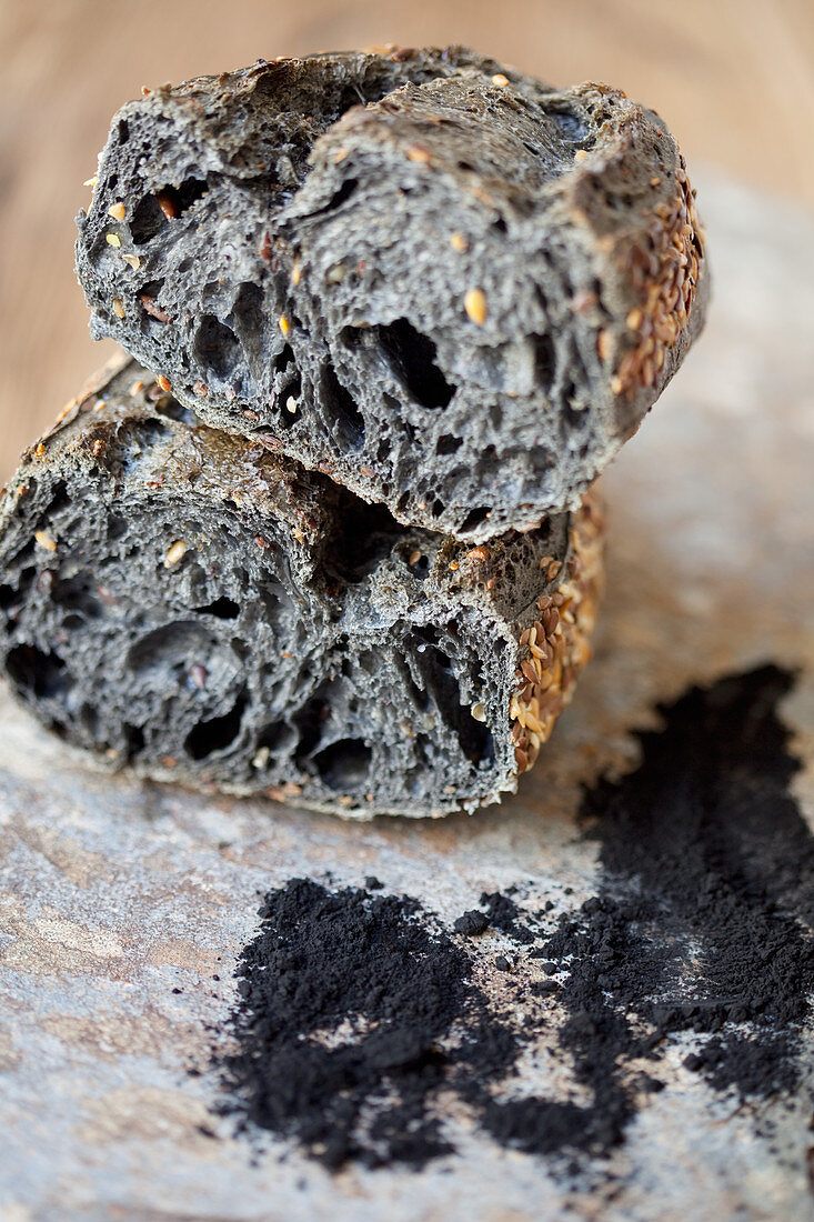 Schwarzes Brot mit Aktivkohle